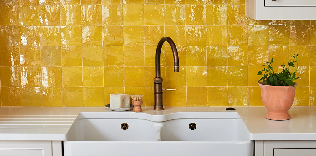 Salle de bain décorée par le zellige forme 10x10 couleur jaune 1032